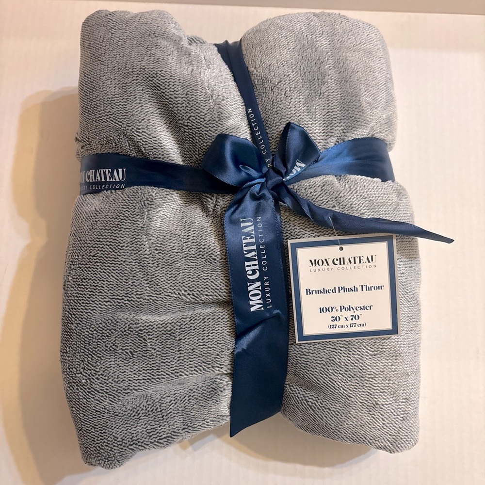 Mon-Chateau Luxury Collection Brushed Plush Throw